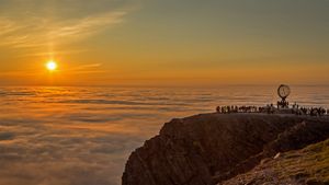 Soleil de minuit au Cap Nord, Norvège (© Ron Bennett/Shutterstock)(Bing France)