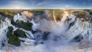 Chutes d'Iguazu à la frontière entre l'Argentine et le Brésil (© AirPano LLC/Amazing Aerial Agency)(Bing France)