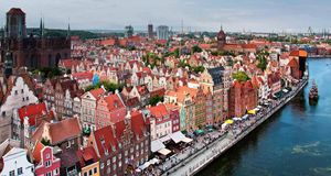 Vue aérienne de la vieille ville de Gdańsk, Pologne (© Filip Warulik/Alamy) &copy; (Bing France)