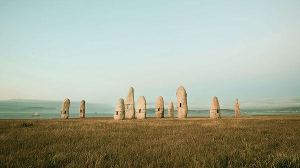 “Menhirs” de Manolo Paz à La Corogne, Galice, Espagne