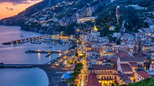 Vista di Amalfi, Salerno, Campania (© elxeneize/iStock/Getty Images Plus)(Bing Italia)