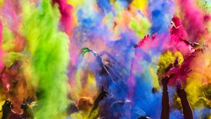 慕尼黑色彩节庆祝活动期间抛洒的彩色粉末，德国 (© Geo Messmer/500px)(Bing China)