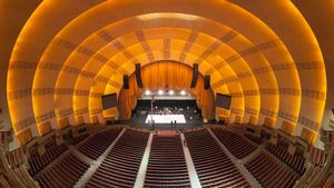 Radio City Music Hall in New York City (© Clarence Holmes Photography/Alamy)(Bing United States)