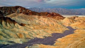 美国加州死亡谷国家公园，扎布里斯基角的侵蚀岩峭壁 (© Dennis Frates/Alamy)(Bing China)