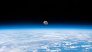 La lune gibbeuse décroissante photographiée au-dessus de l’horizon de la Terre depuis l’ISS (© NASA)(Bing France)
