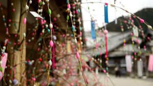 カラフルな餅花, 愛知県 豊田市 (© Photo taken by Bong Grit/Getty Images)(Bing Japan)