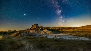 Summer Milky Way over the badlands formations at Dinosaur Provincial Park, Alberta, Canada (© Alan Dyer/Stocktrek Images/Getty Images)(Bing Canada)