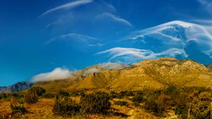 美国德克萨斯州，瓜达洛普山国家公园上空的卷云 (© Viktor Posnov/Getty Images)(Bing China)