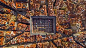 Vista aérea de la Plaza Mayor, Madrid, España (© AirPano LLC/Amazing Aerial Agency)(Bing España)