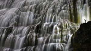 Dynjandi, l’une des chutes d’eau de Fjallfoss, Islande (© Garret Suhrie/Tandem Stills + Motion)(Bing France)