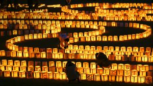 ｢追悼の絵灯篭｣宮城県, 名取市 (© KIMIMASA MAYAMA/Corbis)(Bing Japan)