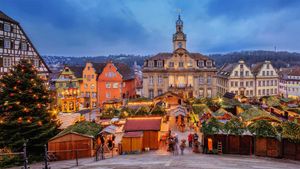一年一度的施瓦本哈尔圣诞市集，德国巴登-符腾堡州 (© sack/Getty Images Plus)(Bing China)