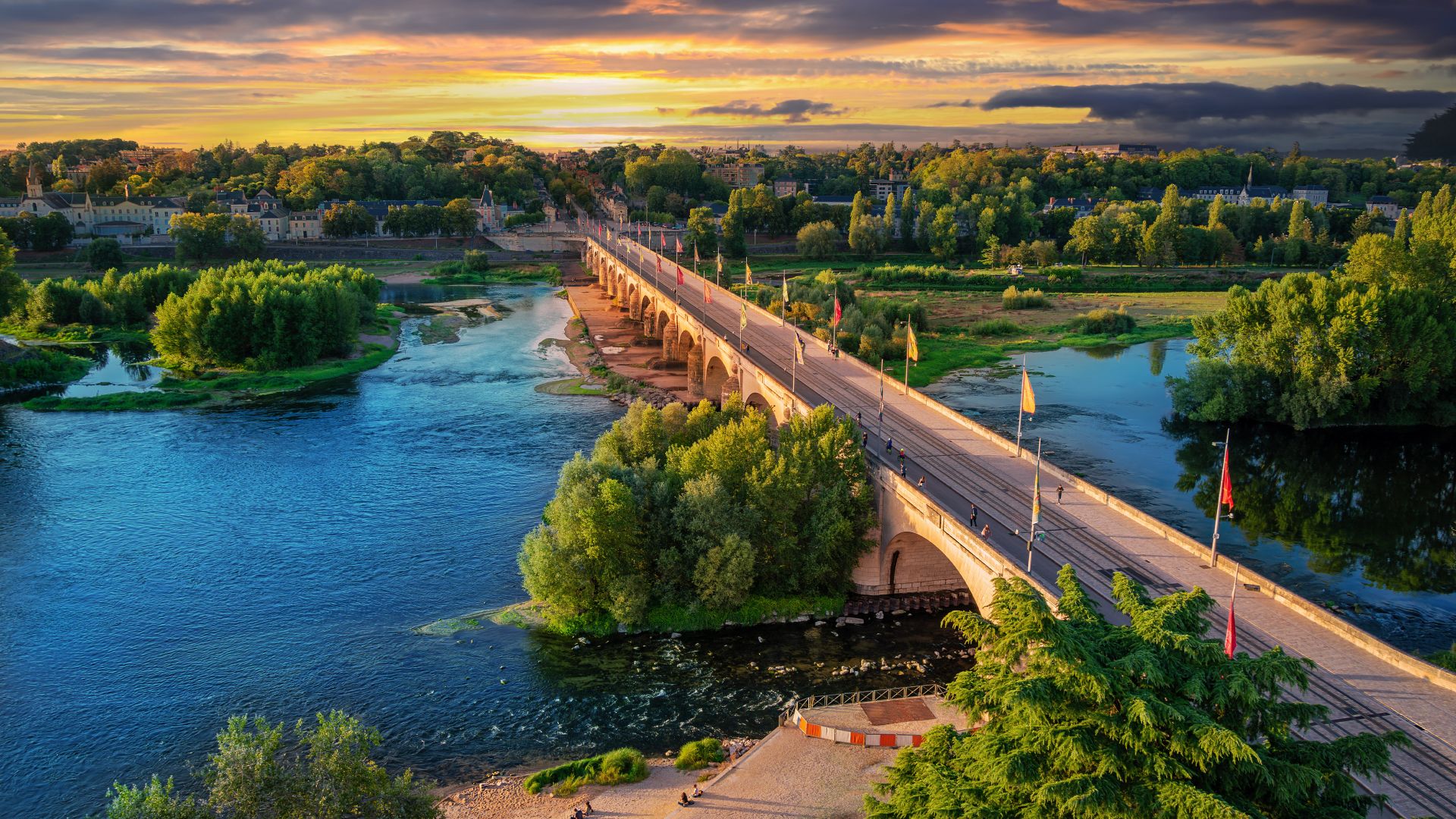 Vue aérienne du pont Wilson sur la Loire au crépuscule, Tours