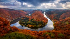 Blick auf die Saar im Herbst, Saarschleife, Mettlach, Saarland (© Sus Bogaerts/Getty Images)(Bing Deutschland)