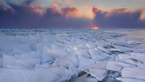 爱沙尼亚佩普斯湖上的小冰丘 (© Sven Zacek/Minden Pictures)(Bing China)