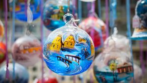 Boules de Noël en vente dans le marché de Noël de Colmar, Haut-Rhin (© Jon Hicks/Getty Images)(Bing France)
