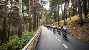 Vista general del pelotón durante la 77ª Vuelta a España 2022, Etapa 20, Navacerrada, España (© Europa Press Sports/Getty Images)(Bing España)