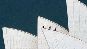 Royal Highland Fusiliers playing the bagpipes on top of the Sydney Opera House (© James D Morgan/Shutterstock)(Bing United Kingdom)