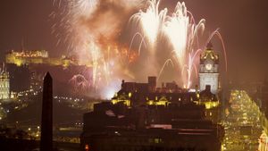 Hogmanay firework display, Edinburgh, Scotland (© The Travel Library/Shutterstock)(Bing United Kingdom)