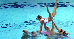 2012年8月10日伦敦奥运水上运动中心，花样游泳团体项目自由自选决赛中的中国姑娘们 (© Clive Rose/Getty Images) &copy; (Bing China)
