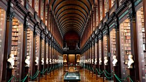 ｢トリニティ・カレッジ図書館｣アイルランド, ダブリン (© Carl Bruemmer/age fotostock)(Bing Japan)