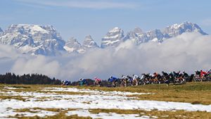 Giro d'Italia, Ciclisti sulle Dolomiti (© Tim de Waele/Staff/Getty Images)(Bing Italia)