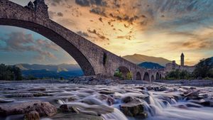 Ponte Gobbo桥，意大利博比奥 (© afinocchiaro/Getty Images)(Bing China)