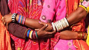 身着传统印度服饰的妇人紧靠在一起 (© Jeremy Woodhouse/Blend Images/Getty Images)(Bing China)