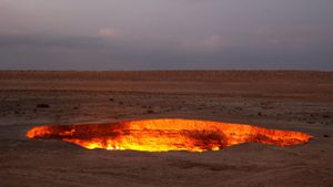 The "Door to Hell", Kara-kum desert, Turkmenistan (© Tim Whitby/Alamy)(Bing United Kingdom)