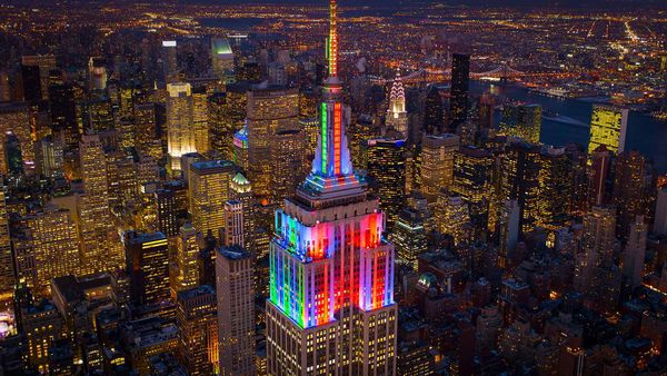 L’Empire State Building illuminé aux couleurs de l’arc-en-ciel, en l’honneur du week-end de la Fierté de 2014, New York, États-Unis