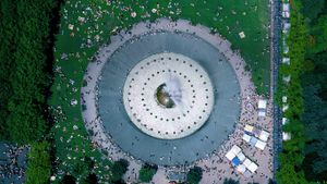 Aerial view of the International Fountain, Seattle, Washington (© Harald Sund/Getty Images)(Bing Australia)