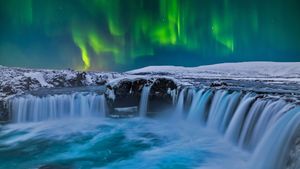 ゴーザフォスとオーロラ, アイスランド  (© Anton Petrus/Getty Images)(Bing Japan)