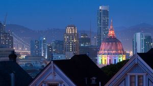 San Francisco City Hall lit up in rainbow lights for Pride, California (© Josh Edelson/AFP via Getty Images)(Bing Canada)