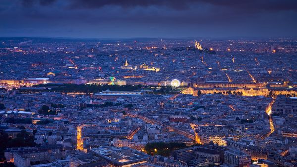 Vue aérienne de Paris au crépuscule avec le Jardin des Tuileries, le Louvre et le Sacré-Cœur de Montmartre