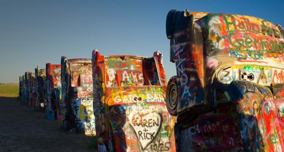 Alte Cadillacs ragen aus dem Boden neben der Route 66 in Amarillo, Texas