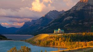 The Prince of Wales Hotel, Waterton Lakes National Park, Alberta (© robertharding/Masterfile)(Bing Canada)
