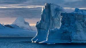 库佛维尔岛附近的蓝色冰山，南极洲 (© Mike Hill/Getty Images)(Bing China)