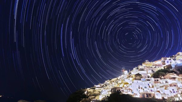 希腊圣托里尼岛伊亚镇的星空(@Hongyi Jiang/Photo contest of Qyer)