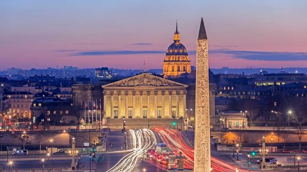 Place de la Concorde, Obélisque, Assemblée Nationale et Invalides de nuit à Paris