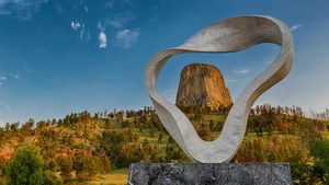 The 'Circle of Sacred Smoke' sculpture by Junkyu Muto frames Devils Tower in Wyoming (© Nagel Photography/Shutterstock)(Bing United States)