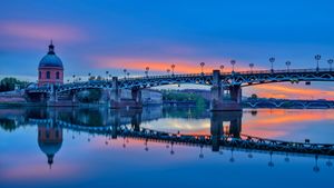 Pont St-Pierre across the Garonne River, Toulouse, France (© Image Professionals GmbH/Alamy)(Bing New Zealand)