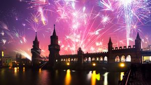 Silvester, Oberbaumbrücke, Berlin (© spreephoto.de/Getty Images)(Bing Deutschland)