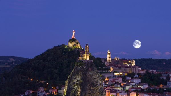 Vue sur le Puy-en-Velay, le Rocher de Corneille et la chapelle Saint-Michel d’Aiguilhe, Haute-Loire, Auvergne