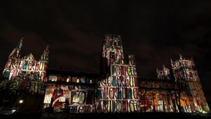 Spectacle de sons et lumière projetée sur la façade de la cathédrale de  Durham pendant le festival Durham Lumière 2013, Angleterre (© Stuart Forster/Alamy)(Bing France)