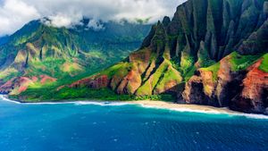 Kalalau Beach on the Nā Pali Coast, Kauai, Hawaii (© Russ Bishop/DanitaDelimont.com)(Bing United States)