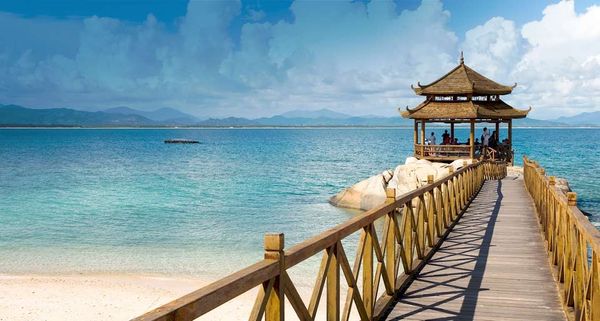 富饶海岛情：海南亚龙湾的海边亭
