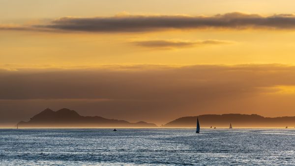 Veleros cerca de las Islas Cíes en Galicia, España