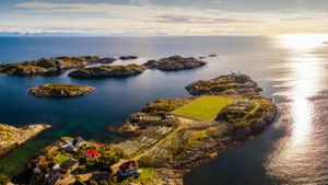 ｢ヘニングスヴァール村スタジアム｣ノルウェー, ロフォーテン諸島 (© Nick Fox/Alamy)(Bing Japan)
