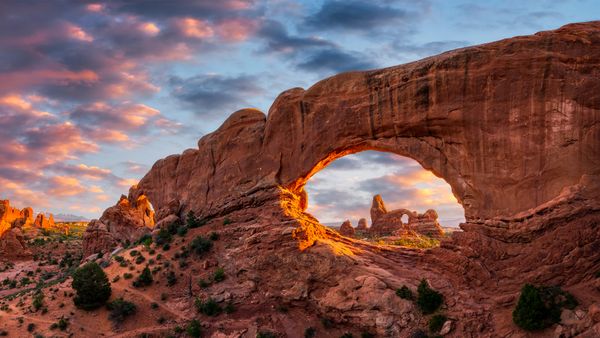 Luce serale sulla North Window con il Turret Arch in lontananza, Parco Nazionale di Arches, Utah, USA