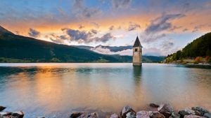 雷西亚湖上的钟楼 ，意大利博尔扎诺 (© Scacciamosche/Getty Images)(Bing China)